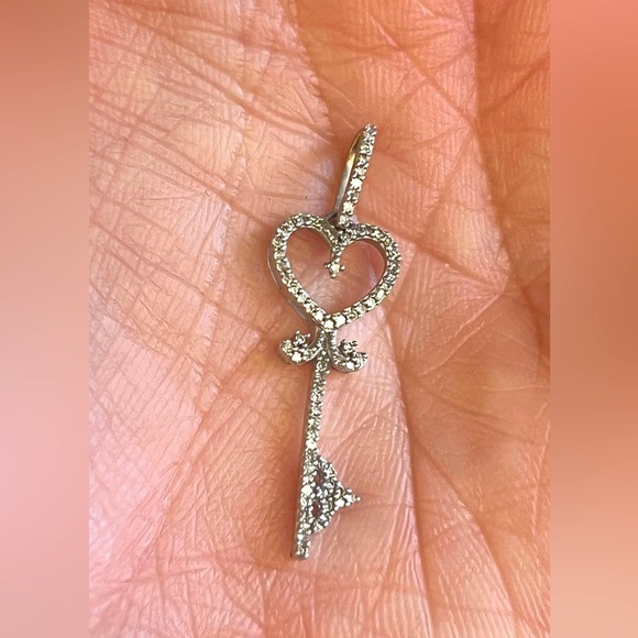 Elegant White Gold Heart Key Pendant